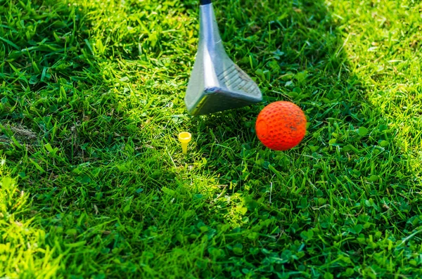 Bir portakal Swingolf top, hareket bulanıklığı kapalı tee