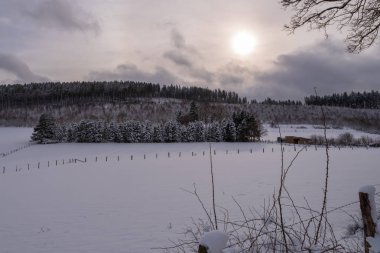 Karlı alanları ve ormanlar, üzerinde gökyüzü güneş, Brilon, Almanya ile akşam göster