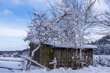 Ahşap ambarda eski bir kış manzarası, Brilon, Almanya