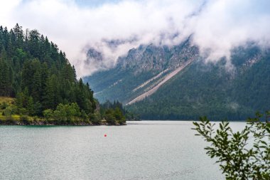 Reutte, Avusturya yakın Plan göl üzerinde göster