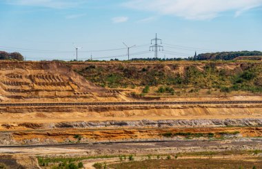 Konveyör bantlar ile linyit madencilik alanının kenarına görüntülemek için arka plan, Etzweiler, Ren linyit madenciliği alanında güç tekerlekleri Rüzgar