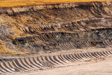 Kenar bir linyit benim kürek kaldırma Ekskavatör topraktan desenleri ile