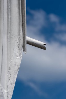 Mavi gökyüzü önünde bir çatı yağmur yağmur su