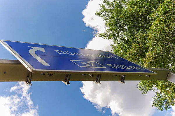 Niezwykłej Perspektywy Fotografowany Znak Autostrady A52 Pokazuje Kierunek Dusseldorf Niemcy — Zdjęcie stockowe