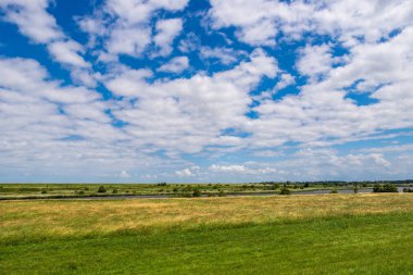 Mavi gökyüzünde harika beyaz bulutlar ile bir kanalizasyon manzaralı manzara, Aşağı Saksonya, Kuzey Almanya 