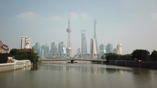 上海、川、塔、岸壁、桟橋の空中ショット — ストック動画