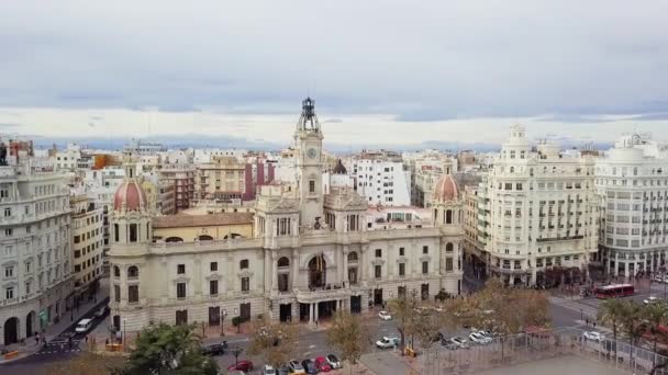 スペイン、バレンシアの空中撮影、赤い屋根、道路や広場に鳥の目のビュー — ストック動画