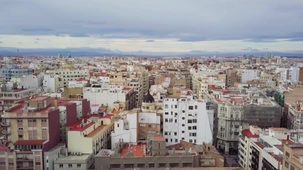Spanje, Valencia luchtfoto schieten, vogel-eye view op rode daken, wegen en pleinen — Stockvideo