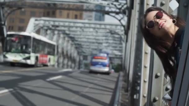 Aantrekkelijke jonge vrouw in prachtige jurk loopt op de brug — Stockvideo