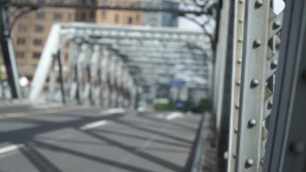 Attraktive junge Frau in wunderbarem Kleid läuft auf der Brücke — Stockvideo