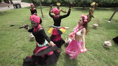 Afrikalı kadınlar geleneksel kostümler ve sing, hava halk dansları dans