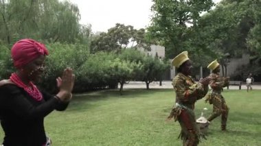 Afrikalı kadınlar geleneksel kostümler ve sing, yakın çekim bir halk dansları dans