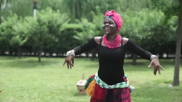 Mujeres africanas bailando un baile folclórico con trajes tradicionales y cantando — Vídeo de stock