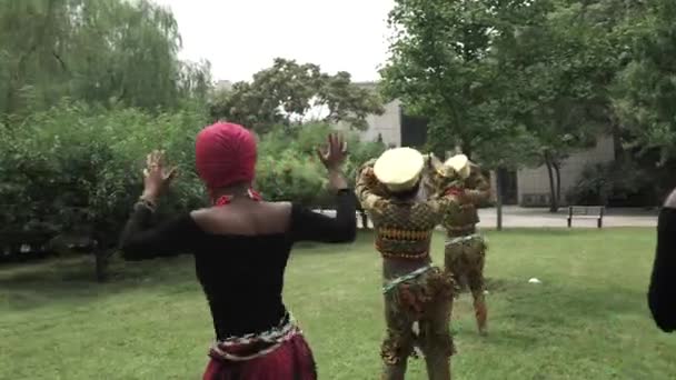 Mujeres africanas bailando un baile folclórico con trajes tradicionales y cantando — Vídeo de stock