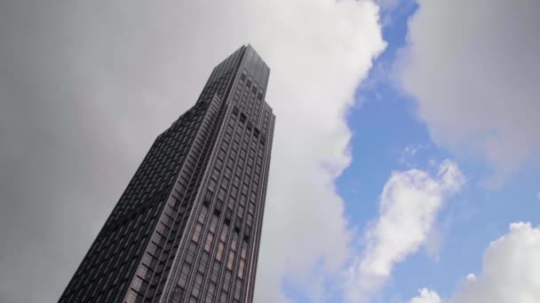 Mraky v pozadí mrakodrap v Hong Kongu — Stock video