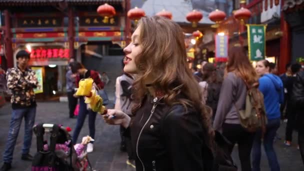 北京, 中国-2018年5月。街头生活。市场。中国传统街头食品 — 图库视频影像