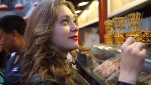 Mercado en Beijing. comida tradicional china callejera — Vídeo de stock