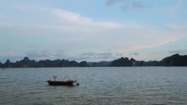 Pescador Pescando Barco Mar Islas Fondo Montañés Hombre Atrapa Peces — Vídeo de stock