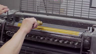 adam boya ambalaj prod şirketlerinin logosu yazdırmak için baskı makinesi.