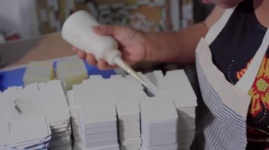 kadın ürünleri paketleme tutkal giymek ve şeffaf bir film yapıştırıcı.