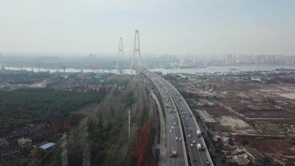 Aerial skytte trafik på stora industriella chinnese city — Stockvideo