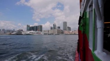 denizde yelken gemi büyük endüstriyel şehirden veiw