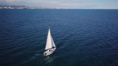 Yalnız Yelkenli expance okyanusun hava ateş pulluklar. Drone yat.