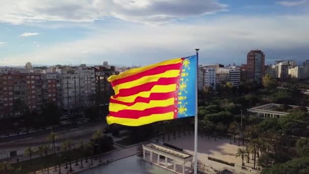 Bandera de Valencia en el fondo de la ciudad — Vídeos de Stock