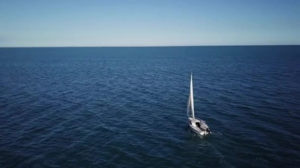 Magányos vitorlás ekék a expance, az óceán, antenna hajtás. A drone jacht. — Stock videók