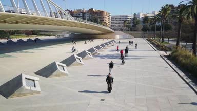 kaykaylar, Segways, makaralar, parkta sürme gençler. Gyroscooter