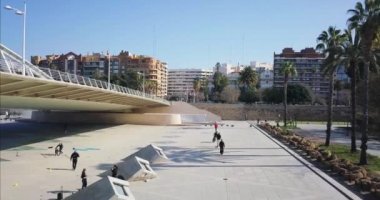 kaykaylar, Segways, makaralar, parkta sürme gençler. Gyroscooter