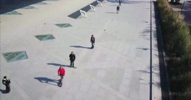 kaykaylar, Segways, makaralar, parkta sürme gençler. Gyroscooter