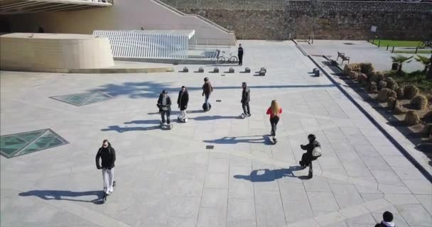 Jeunes sur skateboards, Segways, rollers, dans le parc. Gyroscooter — Video