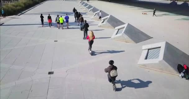 Giovani che cavalcano su skateboard, Segway, rulli, nel Parco. Gyroscooter — Video Stock