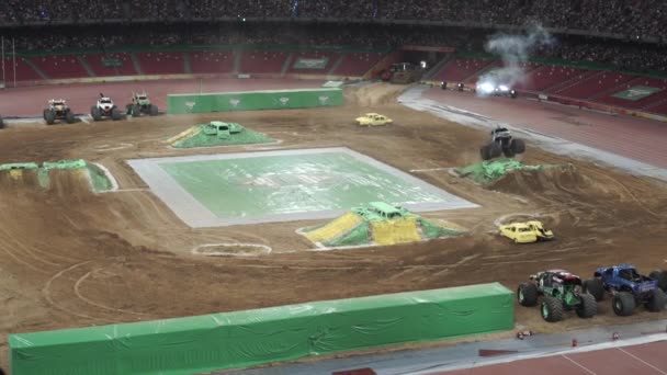 Hong Kong - május 2018. Térkép-Monster truck a stadionban — Stock videók
