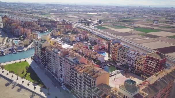 Spanien, port saplaya - februar 2018, luftaufnahme hafen, bucht mit jachten, stadt — Stockvideo