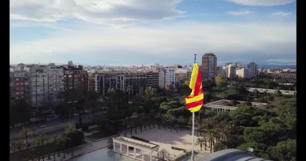 Valencianska flagga på bakgrunden av staden — Stockvideo