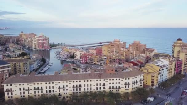 Spanien, Port Saplaya - skjuta februari 2018, antenn av porten, bay med yachter, stad — Stockvideo