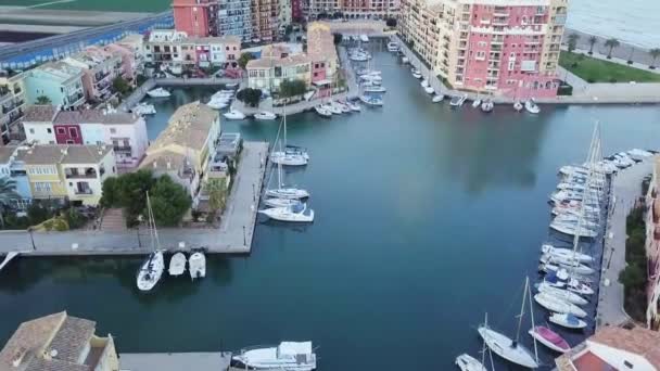 Spanje, Port Saplaya - schieten februari 2018, vanuit de lucht van baai met jachten, haven stad — Stockvideo