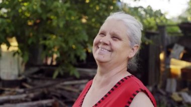 Gri saçlı kadın laughts saygılarımla