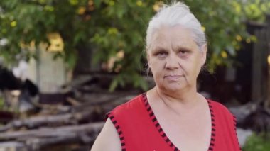 Kameraya parmağını sallayarak kadın kıdemli