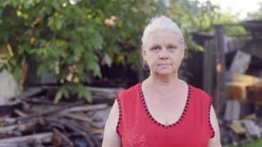 Genç kadın yaklaşımlar hugs ve üst düzey annesini öper