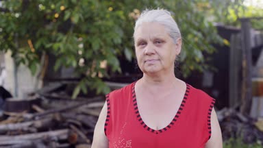 Genç kadın yaklaşımlar hugs ve üst düzey annesini öper