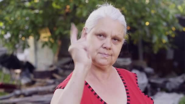 Mujer mayor agitando su dedo a la cámara — Vídeo de stock