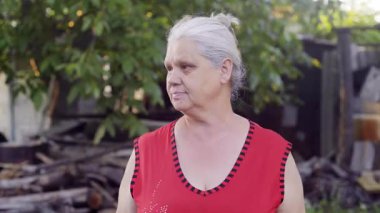 Genç kadın yaklaşımlar hugs ve üst düzey annesini öper