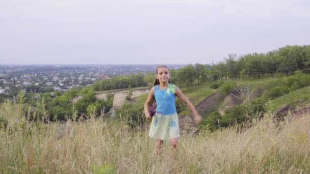 Kleine meid is blij dat de heuvel beklom — Stockvideo