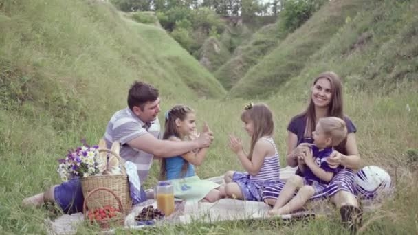Evropská rodina si odpočinout na přírodu — Stock video