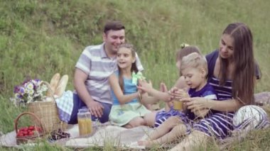 mutlu Avrupa aile dinlenmek doğa üzerinde var. Piknik zamanı. 4k