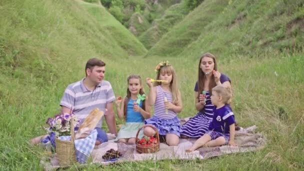 Família europeia feliz tem um resto na natureza — Vídeo de Stock