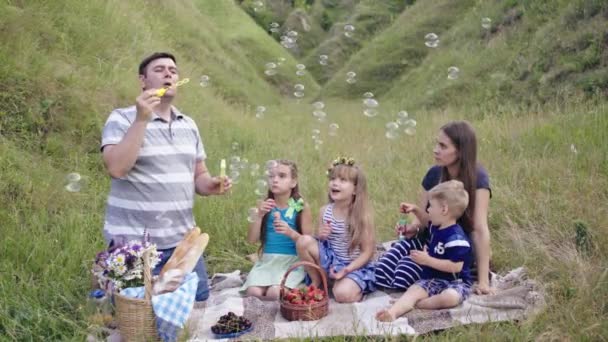 Família europeia feliz tem um resto na natureza — Vídeo de Stock